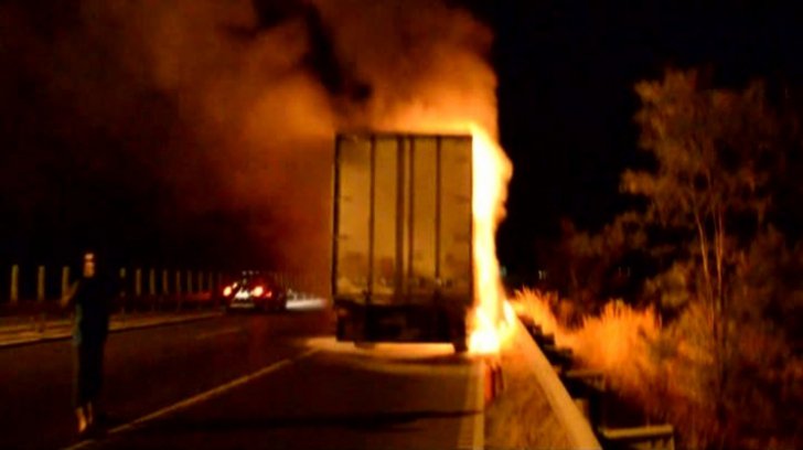 Tir plin cu lemen,în flăcări pe Autostrada Soarelui. Circulaţia oprită pe un sens de mers