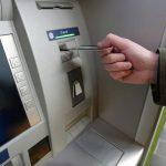 Polițiști, prinși după ce au mers cu șoferul la bancomat pentru mită