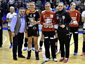 Leonard Doroftei alaturi de premiantele turneului dupa meciul de handbal feminin dintre SCM Universitatea Craiova si CSM Bucuresti, din cadrul finalei Cupei Romaniei, disputat sambata 20 mai 2017 in Sala Olimpia din Ploiesti. Razvan Pasarica/SPORT PICTURES