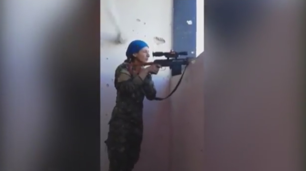 VIRAL! Ce face o luptătoare YPG când îi trece glonțul pe la ureche