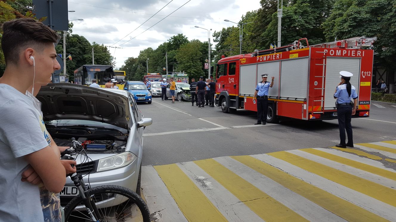 Accident rutier la London House, în Ploieşti/ Foto/ Video