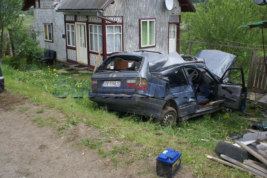 O familie din Drăgăneşti s-a trezit cu o maşină în curte. Accident rutier grav/ sursa foto Suceava news.ro