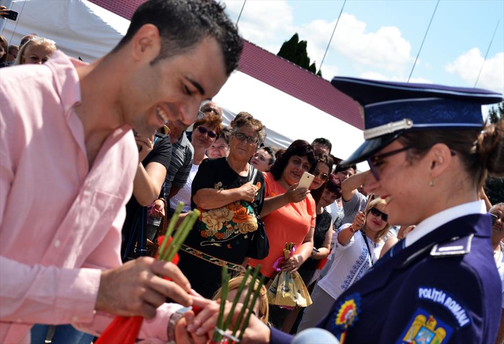 Cerere în căsătorie inedită la Școala de Poliție din Câmpina - sursa foto campinatv.ro