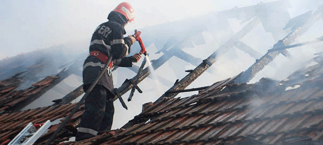 O casă din Valea Călugărească arde din temelii!