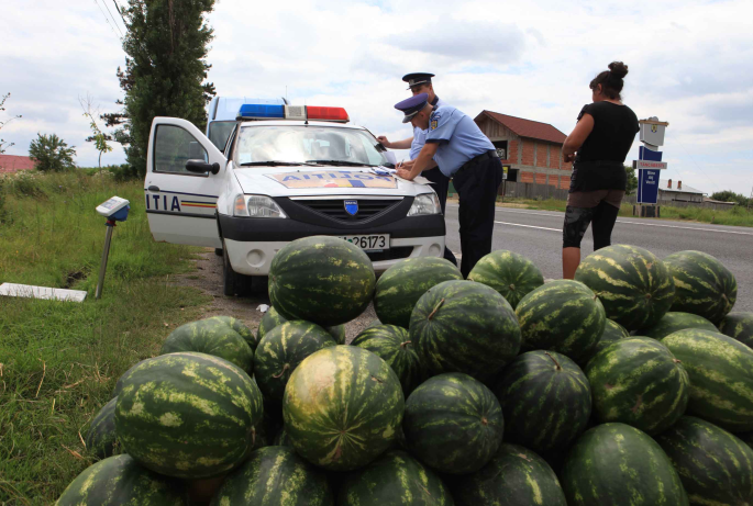 Ghinionul. Şi cu amendă dată şi cu marfa confiscată/ sursă foto Click