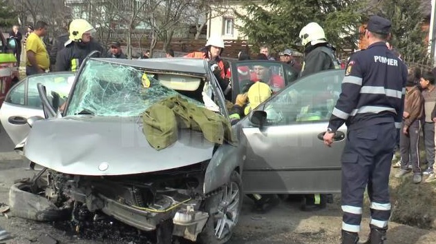 autoturisme Două autoturisme s-au făcut praf după ce s-au ciocnit pe strada Gheorghe Grigore Cantacuzino sursă foto Vremea noua