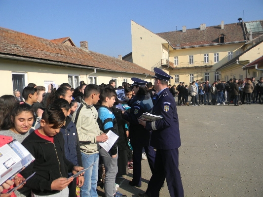 Poliţiştii, la datorie şi în noul an şcolar/ sursa foto Alba 24