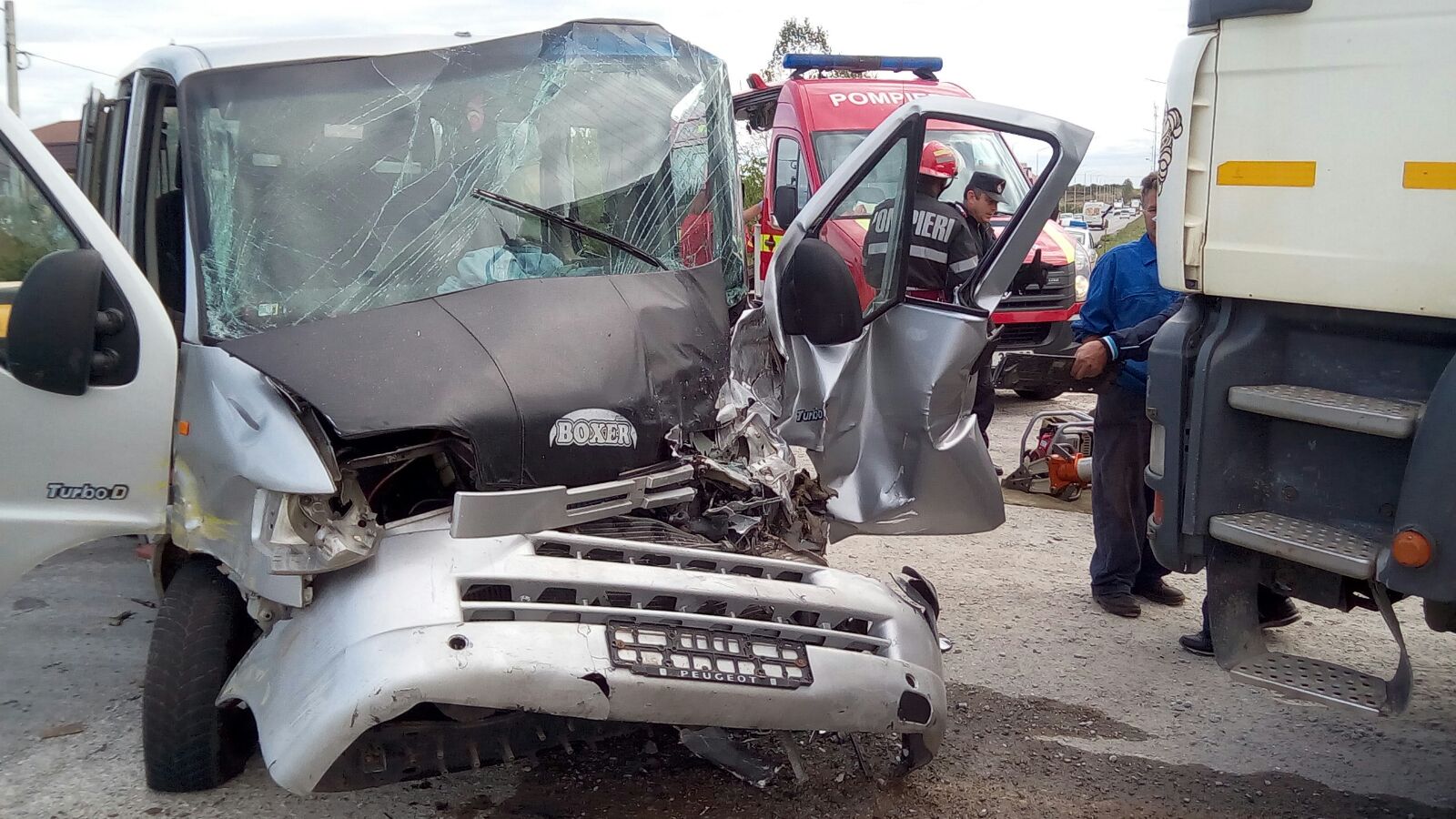 Accident înfiorător Accident înfiorător la Floreşti. O persoană are picioarele prinse sub bordul unei dubiţe după un impact cu o autobasculată/ GALERIE FOTO