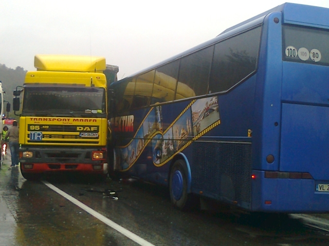 Un TIR și un autocar au intrat în coliziune pe Centura de Vest!