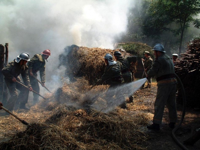 200 de baloţi de paie Două echipaje de pompieri intervin pentru stingerea incendiului / sursă foto stiri deturnu.ro