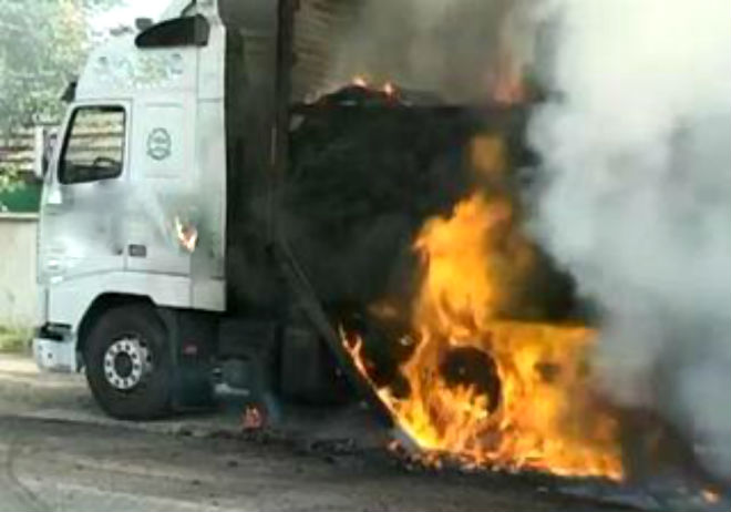 Trafic întrerupt pe DN 1A. Un TIR a luat foc! Vezi unde s-a întâmplat