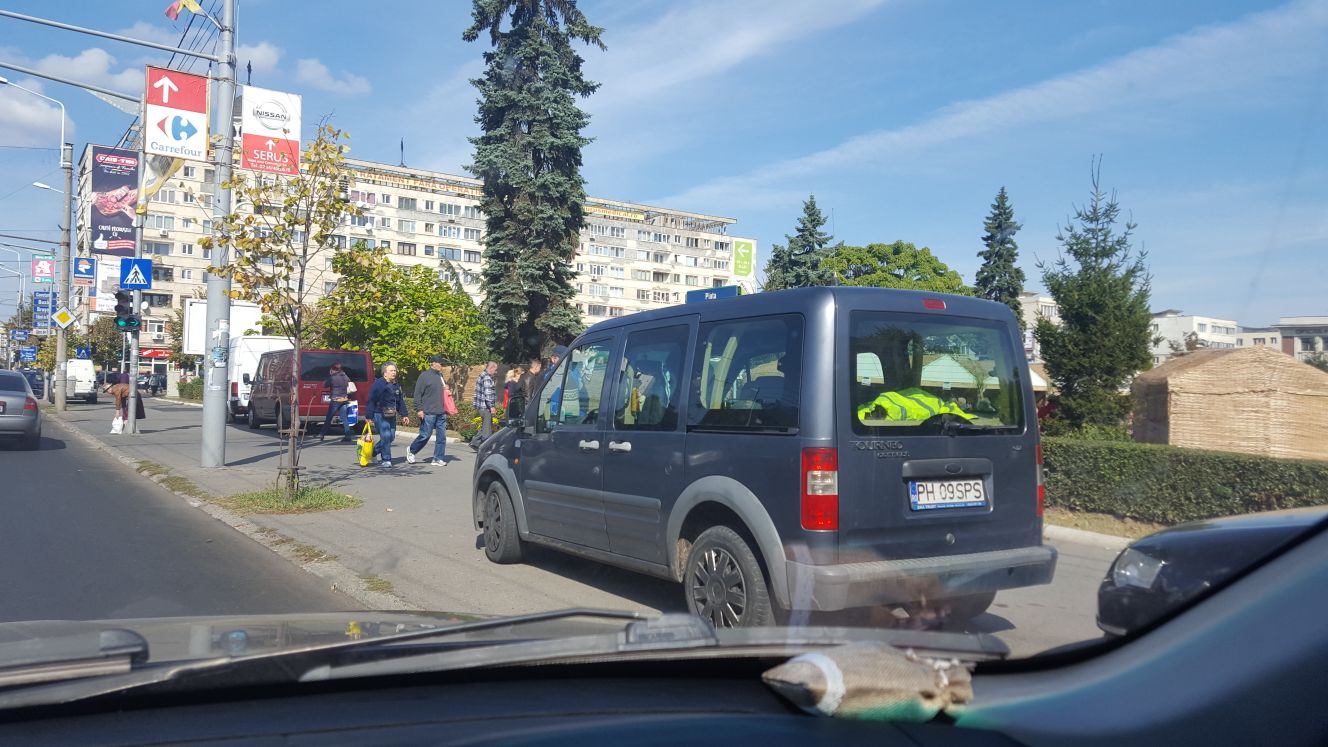 Mașina directorului SGU, parcată din nou aiurea!