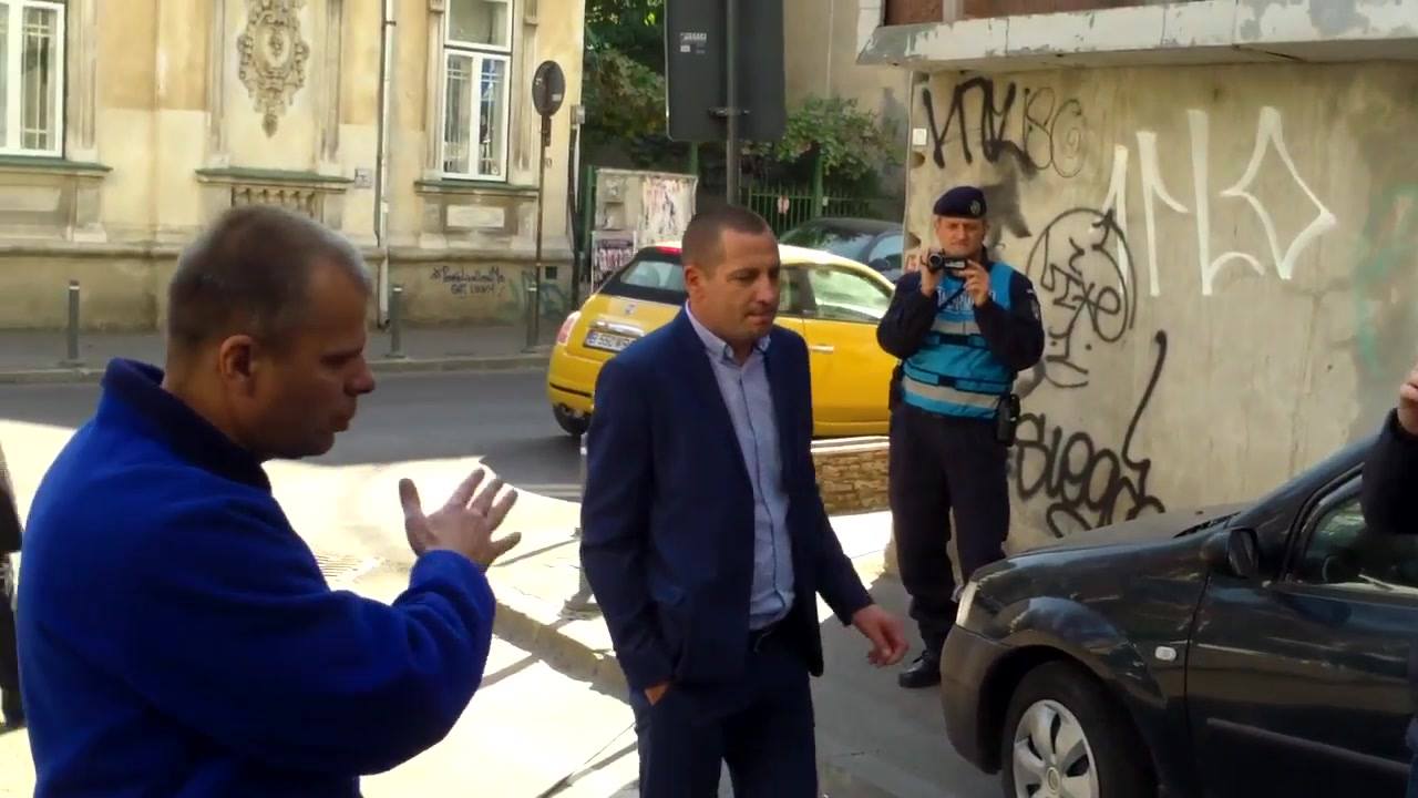 Soferul lui Dragnea se ceartă cu jurnaliştii