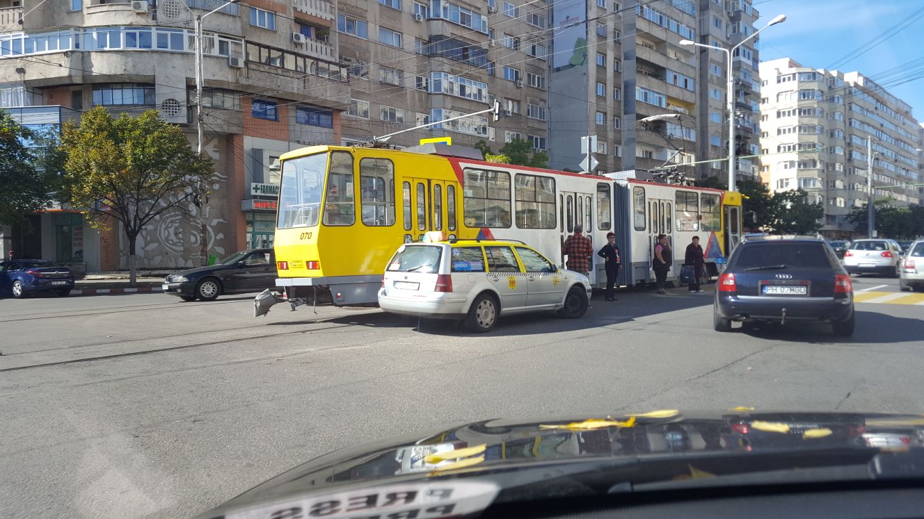 Exclusiv/Accident rutier în sensul giratoriu de la Caraiman. Un taxi s-a izbit cu putere de un tramvai/ GALERIE FOTO