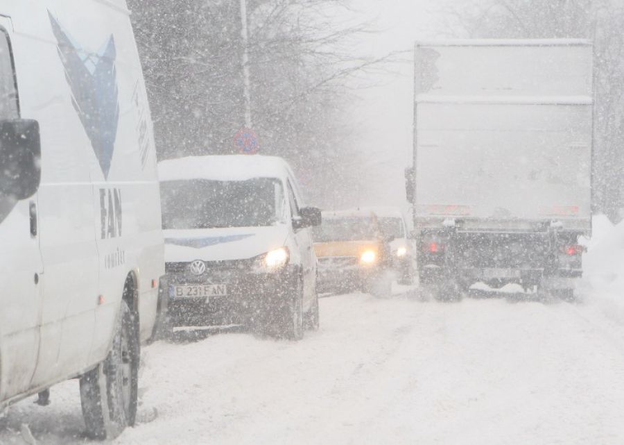 Este urgie pe DN1. Traficul este blocat între Sinaia şi Predeal din cauza zăpezii. Vezi care este situaţia în acest moment/ sursă foto libertatea