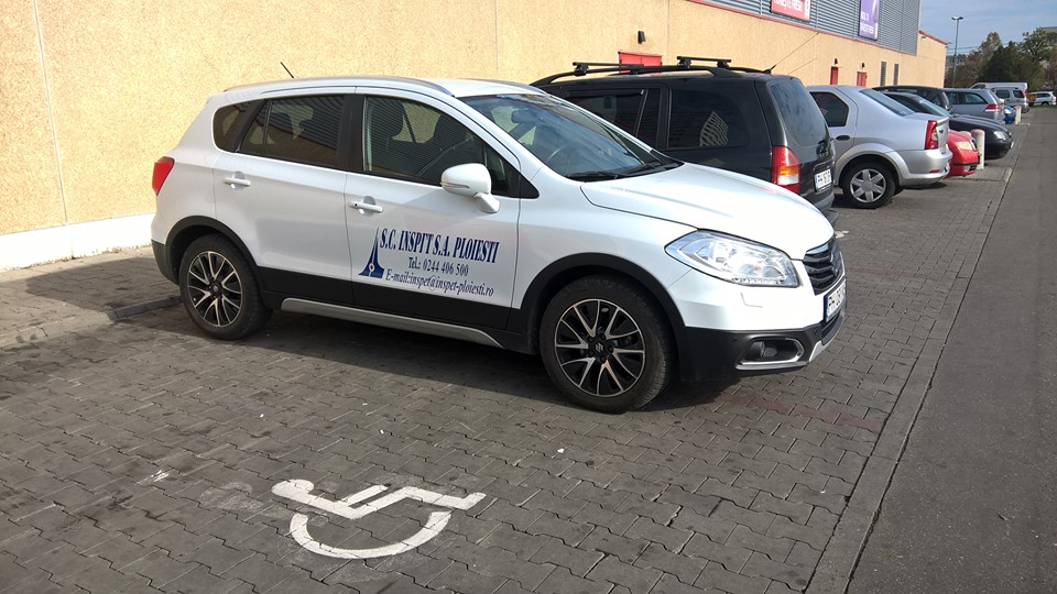 A parcat autoturismul pe locul special destinat persoanelor cu handicap