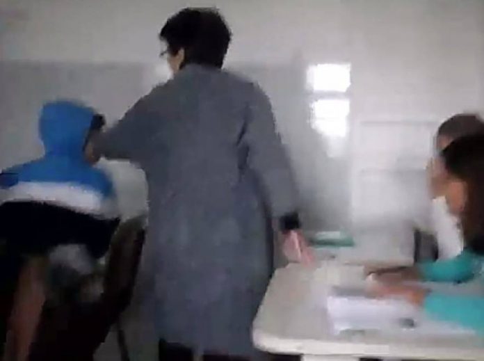 O profesoară de engheză şi-a şocat elevii cu comportamentul dur şi pedepsele tiranice