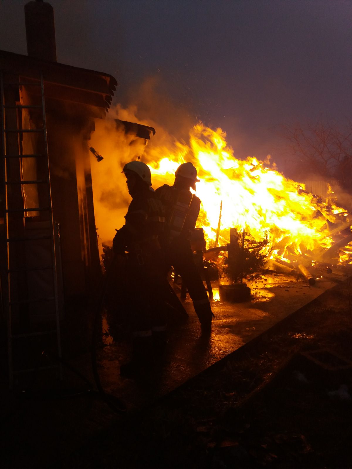 FOTO/ VIDEO/ Imagini cutremurătoare cu incendiul de la Poienarii Burchii