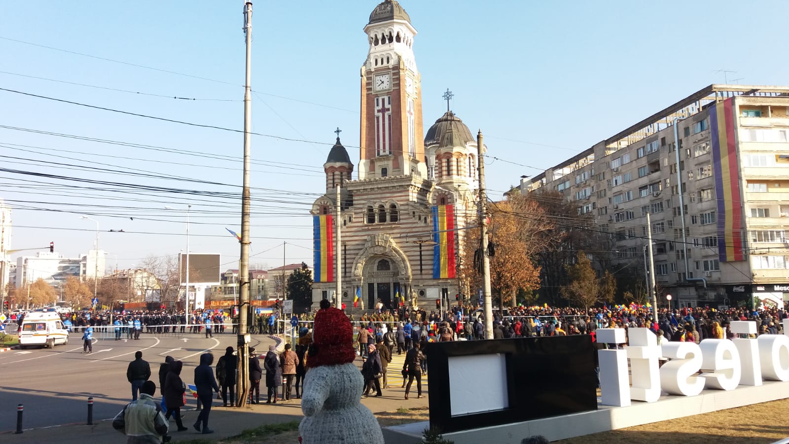 criticat manifestările