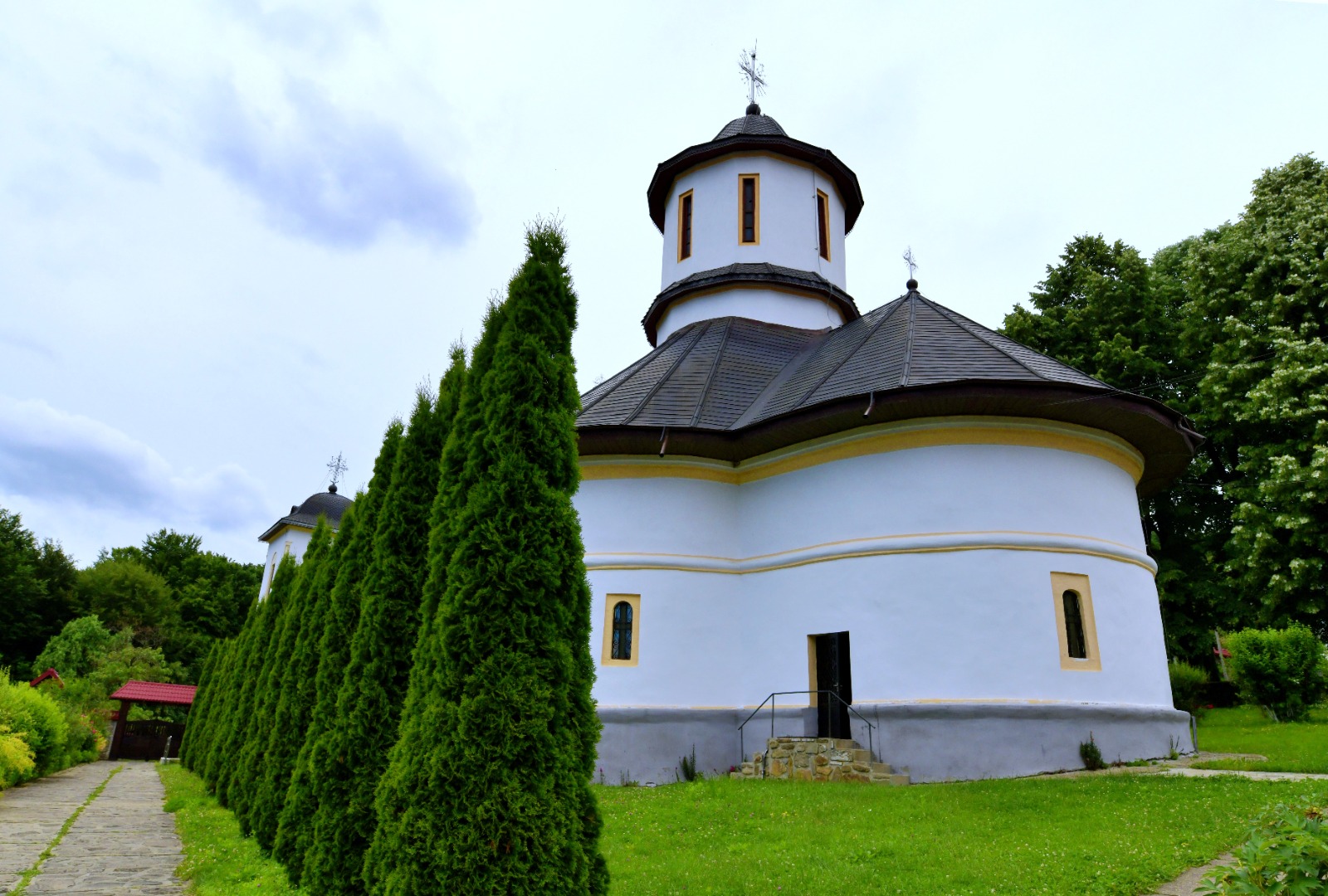 manastirea Crasna din Prahova primeste vizitatori