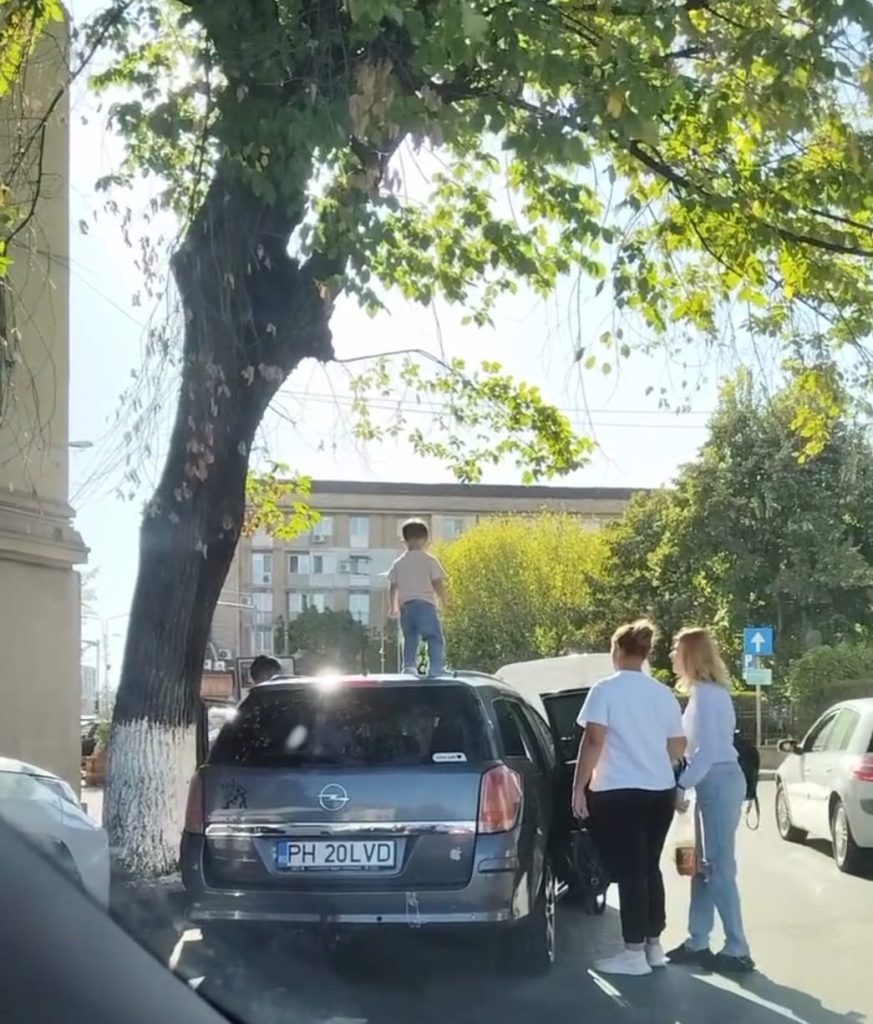 Copil mic pe capota