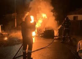 2 autoturisme cuprinse de flăcări