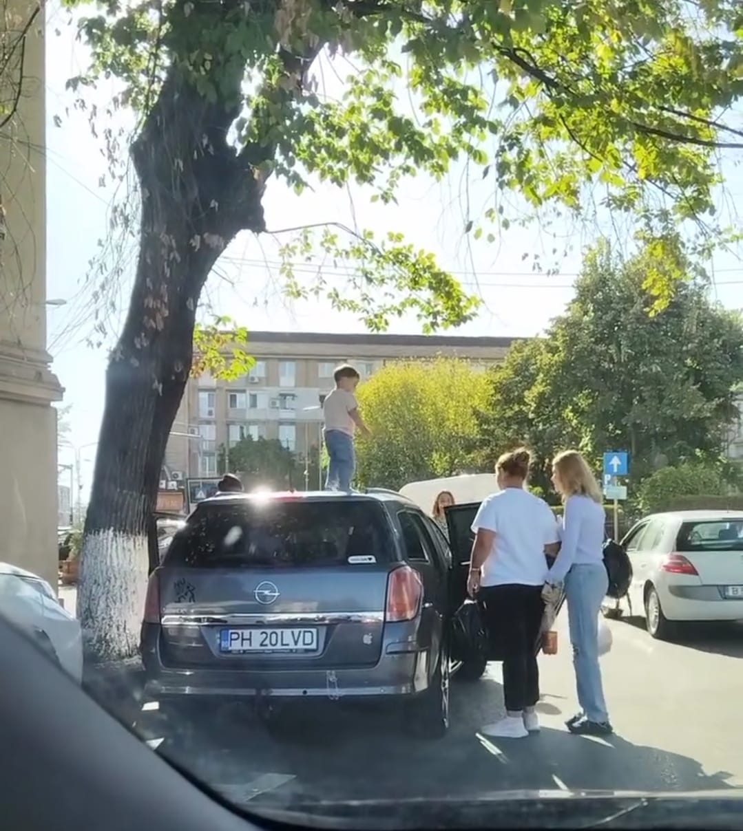 Copil mic pe capota