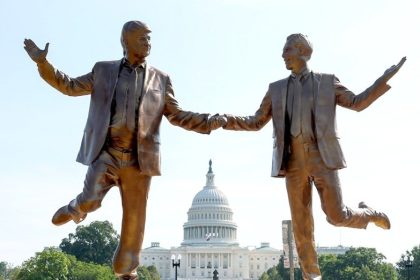 statuie trump epstein