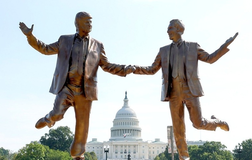 statuie trump epstein