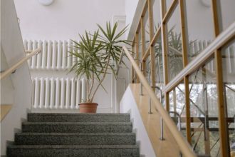 Delapidare la o scară de bloc