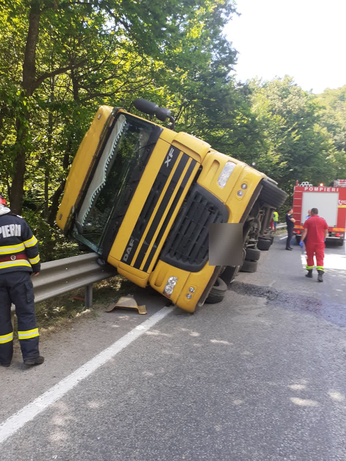 Un tânăr s-a răsturnat cu tirul