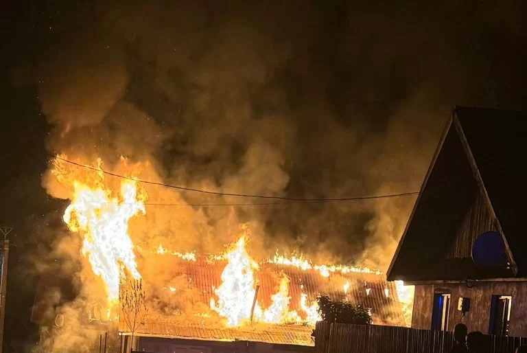 Casă în flăcări!