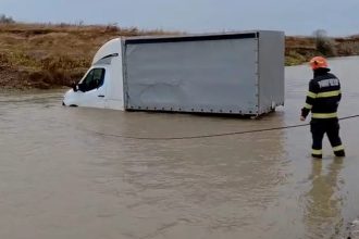 Autovehicul blocat pe Teleajen