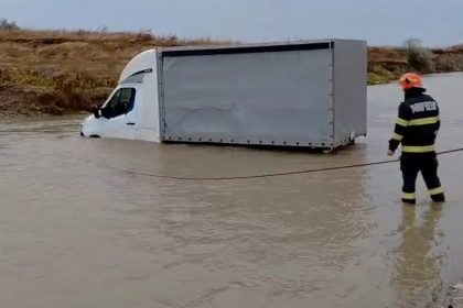 Autovehicul blocat pe Teleajen