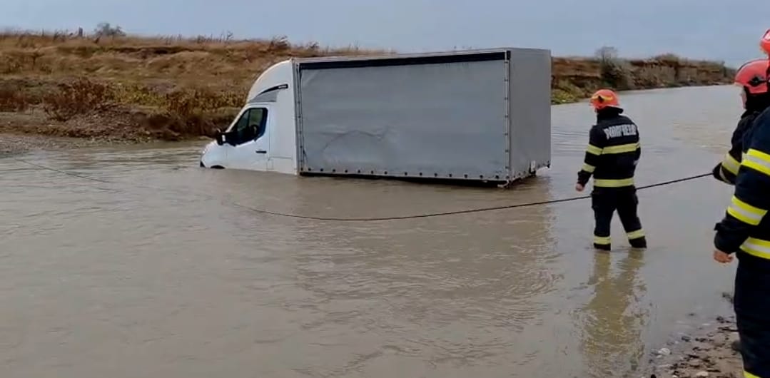 Autovehicul blocat pe Teleajen