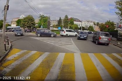 Autoturism filmat pe contrasens î