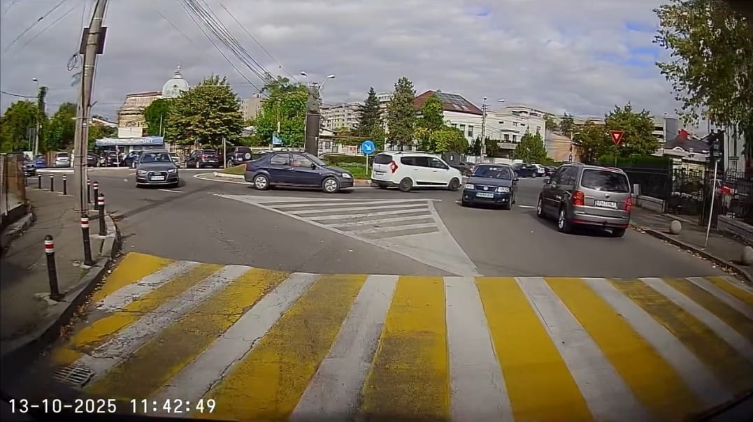 Autoturism filmat pe contrasens î