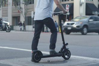 Înjunghiat de un tânăr pe trotinetă