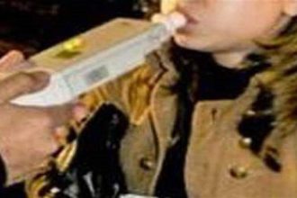 Tânără beată la volan