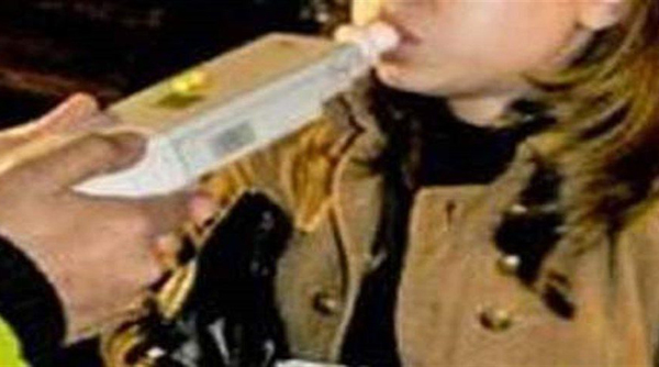 Tânără beată la volan