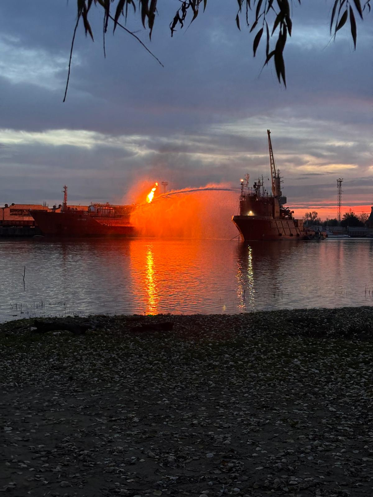 Incendiu stins la nava cu GPL