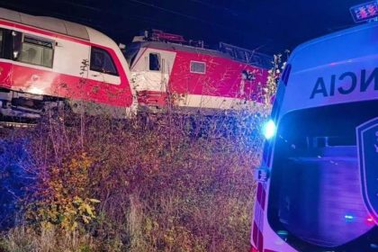 Impact violent între două trenuri