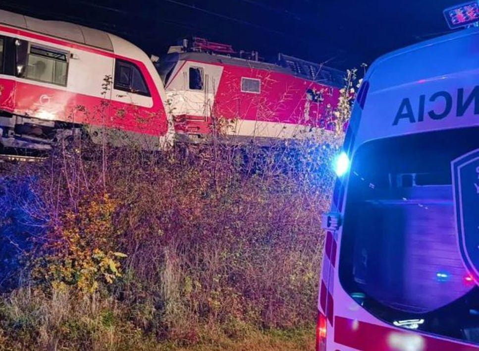 Impact violent între două trenuri