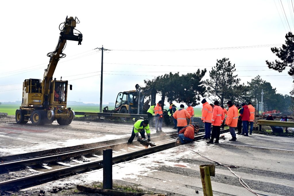 Lucrările la trecerea la nivel cu calea ferată