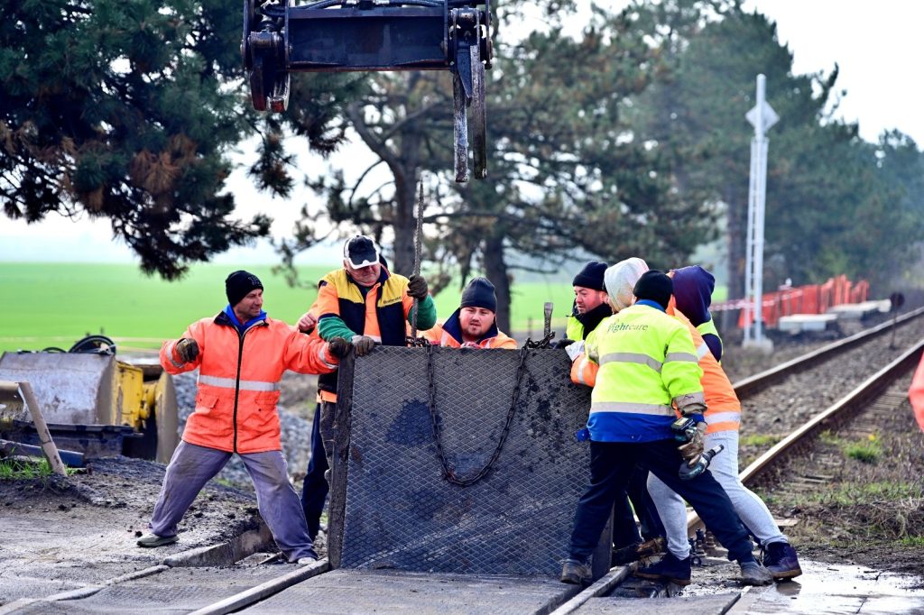 Lucrările la trecerea la nivel cu calea ferată