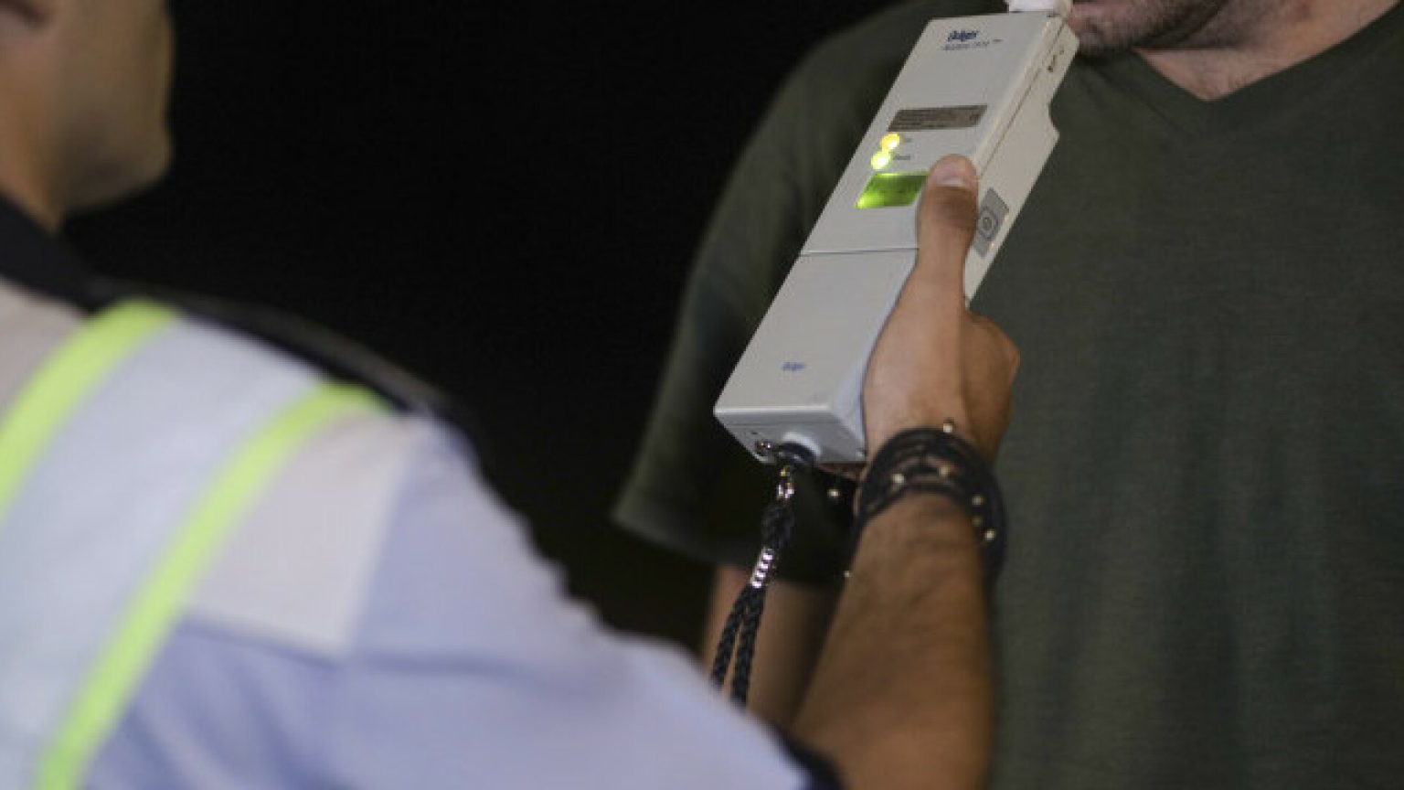 Bărbați surprinși la volan