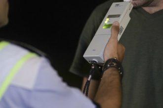 Bărbați surprinși la volan