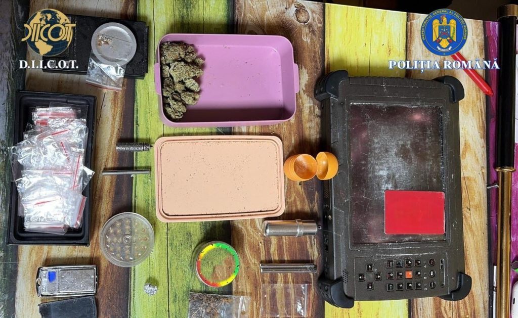 3 persoane cercetate