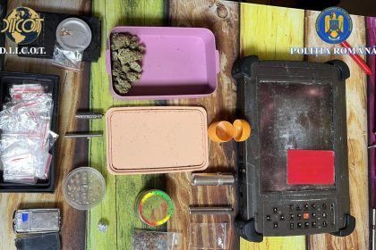 3 persoane cercetate