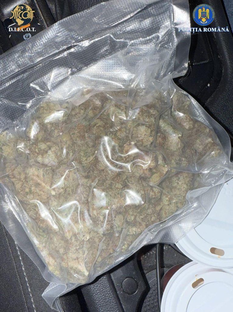 3 persoane cercetate